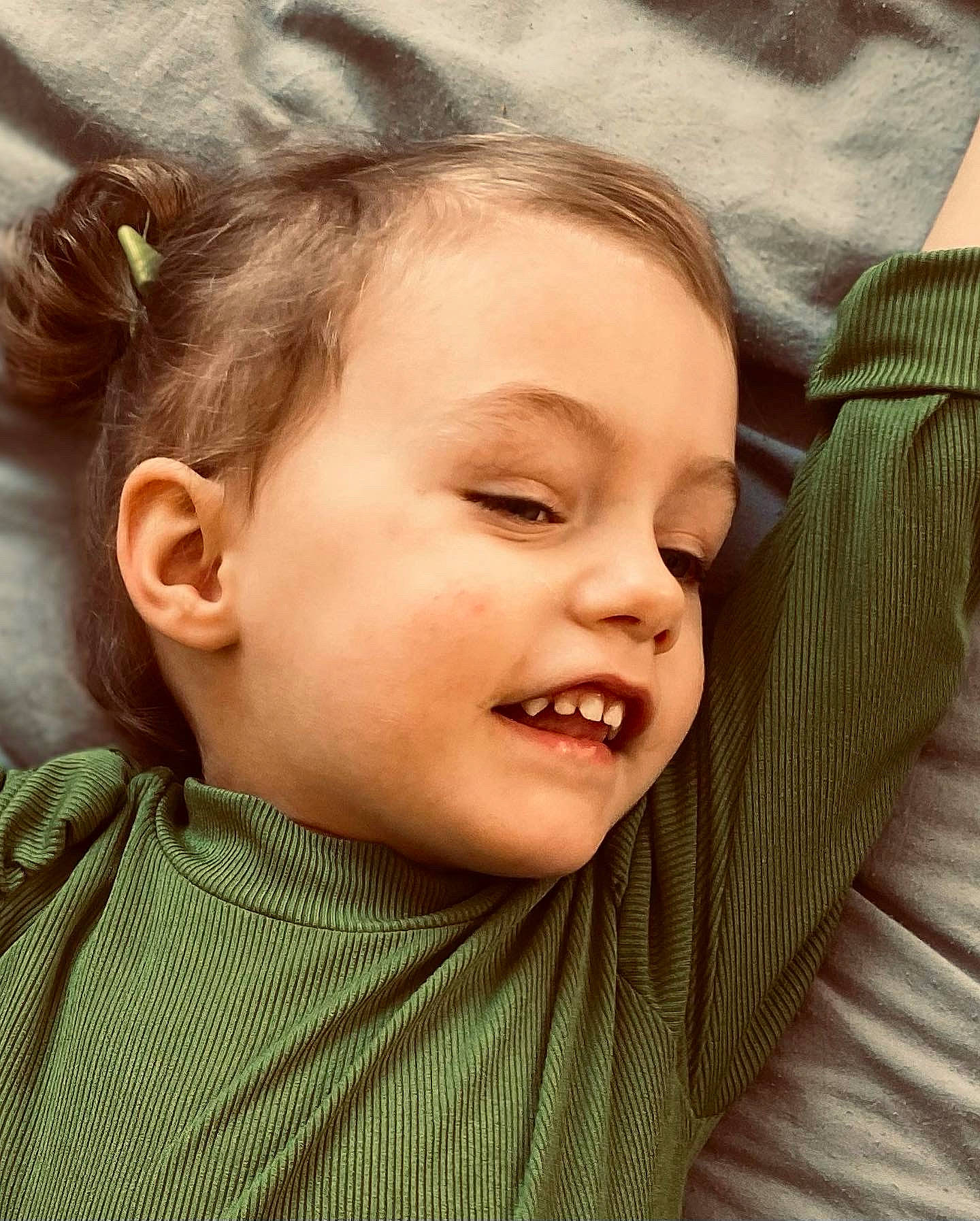 Mia participe au concours pour gagner de l'argent avec cette photo : cheek, chin, comfort, ear, eye, eyebrow, eyelash, facial_expression, forehead, hair, head, jaw, lip, mouth, neck, nose, outerwear, person, skin, smile