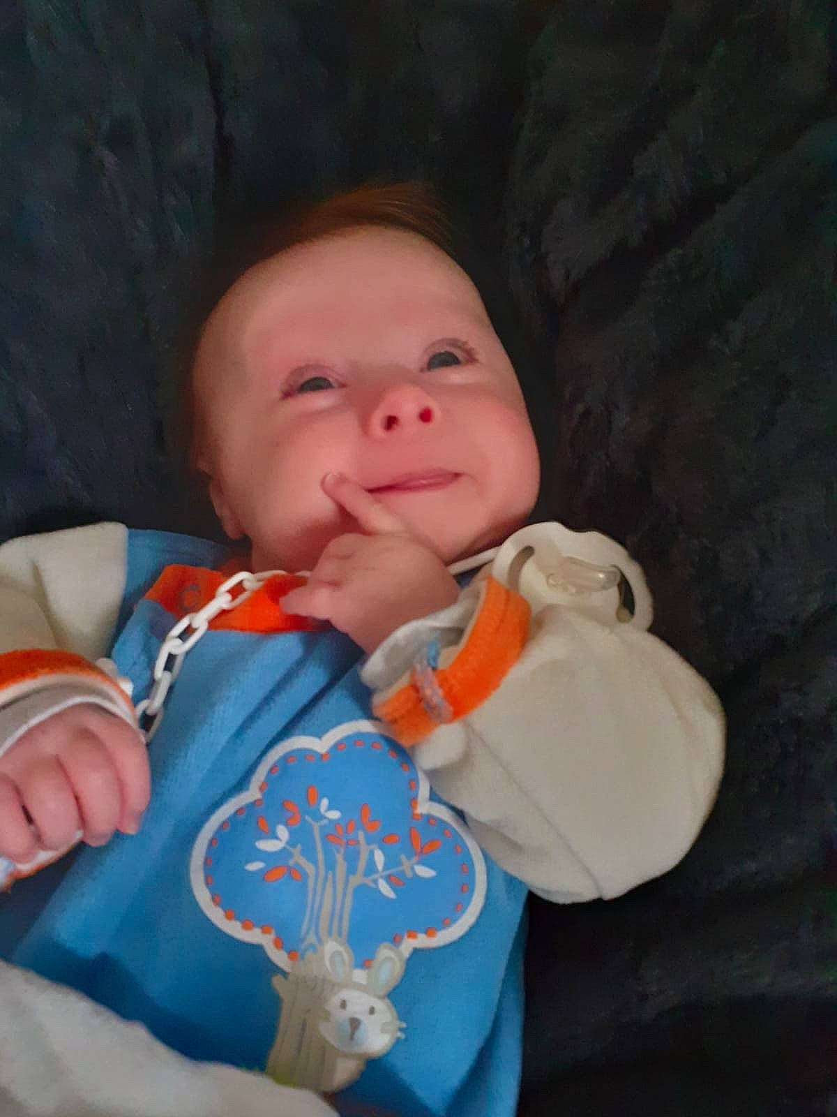 Aaron a rejoint le concours — aidez-le/la à gagner de superbes lots ! baby, baby_toddler_clothing, cheek, child, comfort, eye, face, finger, gesture, hand, happy, head, human_body, mouth, nose, person, skin, sleeve, smile, thumb