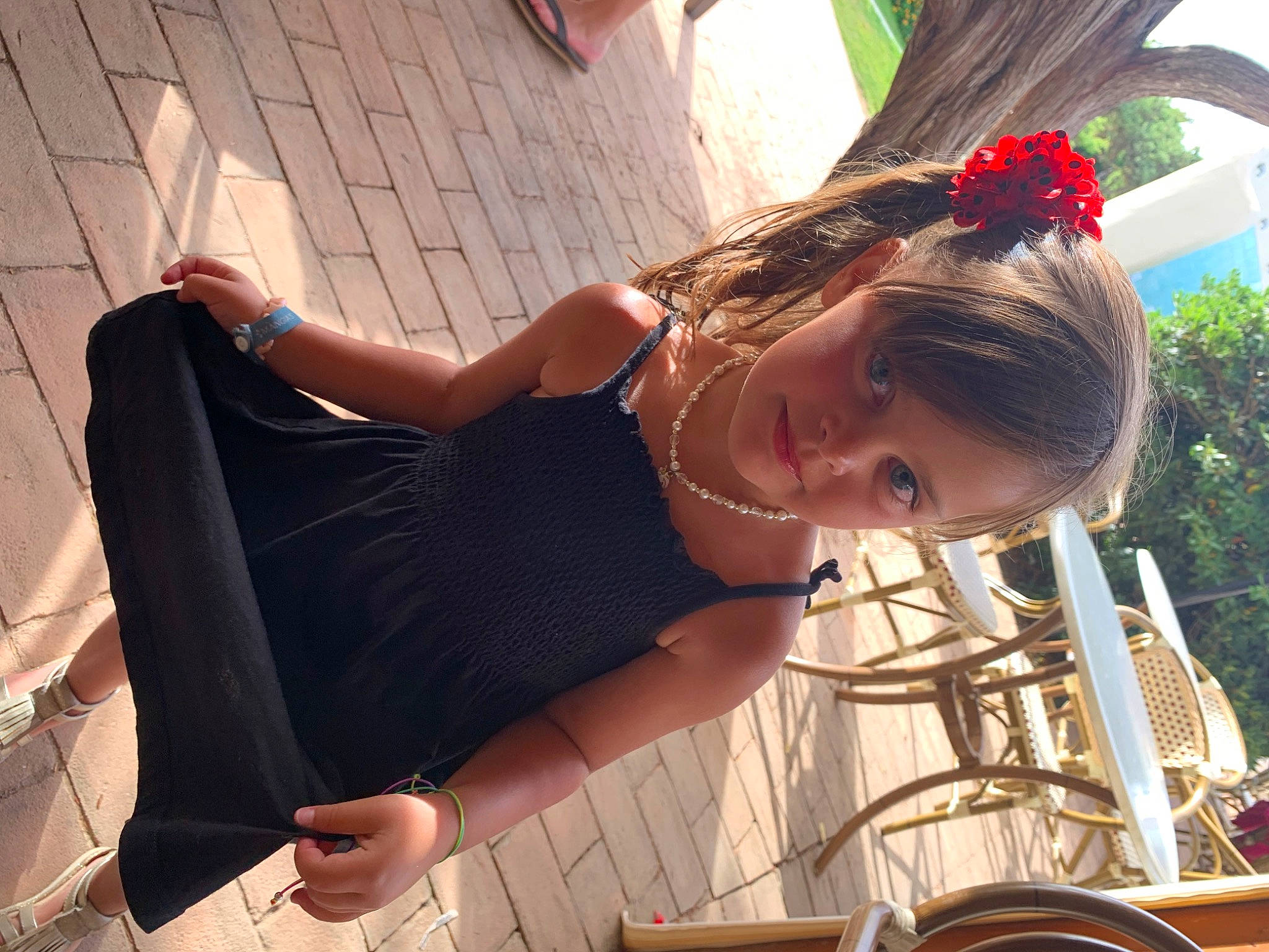 Lemy participe au concours pour gagner de l'argent avec cette photo : arm, bicycle_tire, black_hair, blond, eyewear, flash_photography, flower, grass, happy, human_leg, joint, joy, knee, leisure, long_hair, person, plant, sunglasses, sunlight, thigh