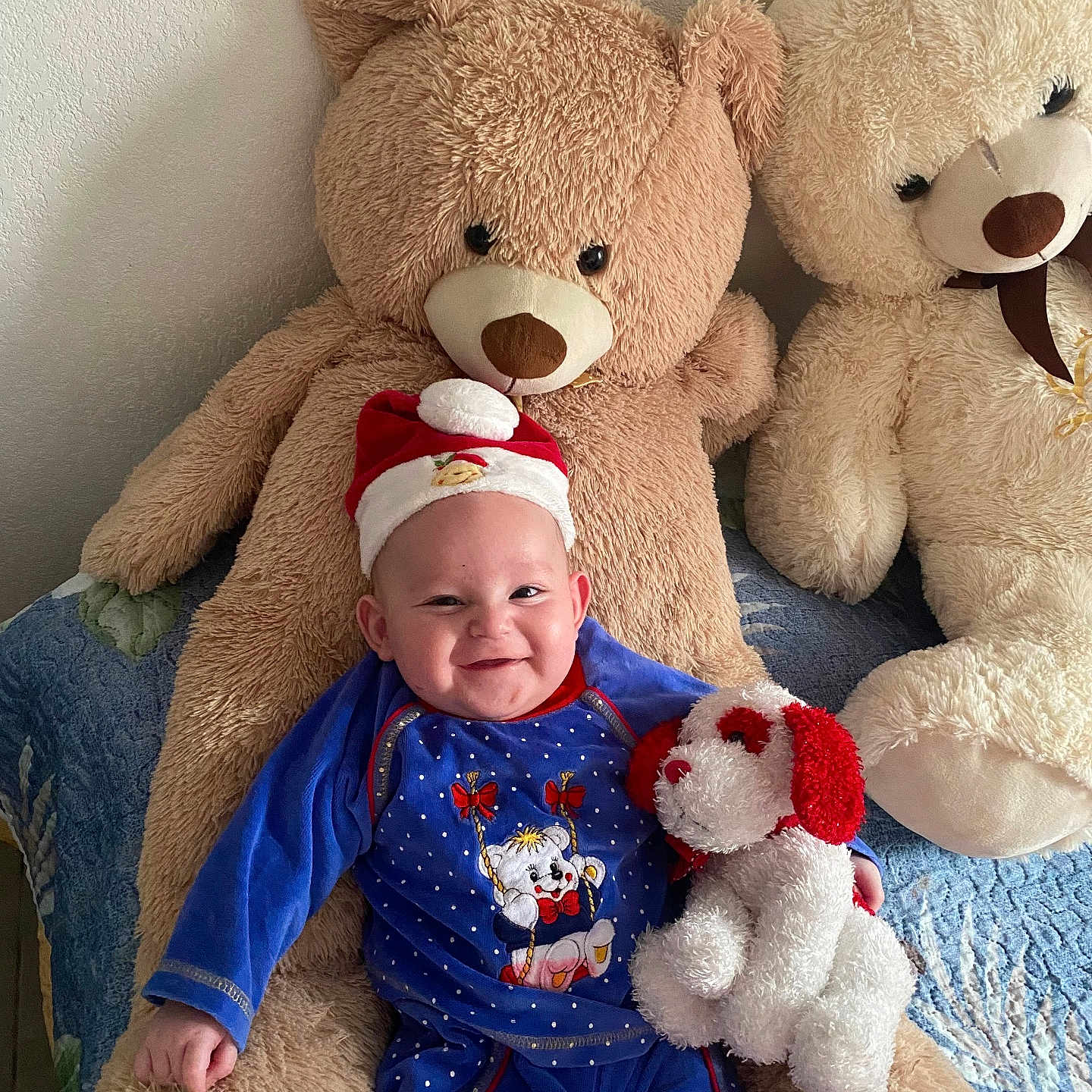 Souleymane participe au concours pour gagner de l'argent avec cette photo : baby, bedspread, blue_clothing, child, cuddly, cute, fabric, happy, hat, holiday_hat, home, indoor, person, plush_toy, seated, smiling, soft_toy, stuffed_animal, teddy_bear, toy_dog