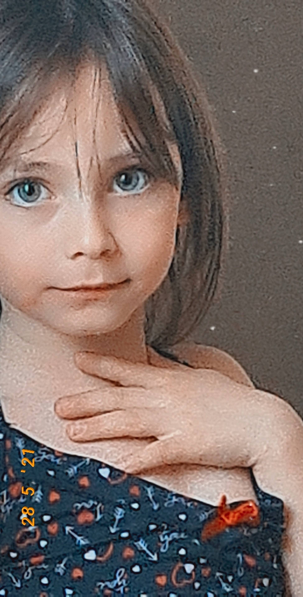 Dyliana participe au concours pour gagner de l'argent avec cette photo : art, bangs, black_hair, cheek, chin, eyebrow, eyelash, facial_expression, flash_photography, gesture, iris, lip, long_hair, mouth, nail, nose, paint, painting, person, skin