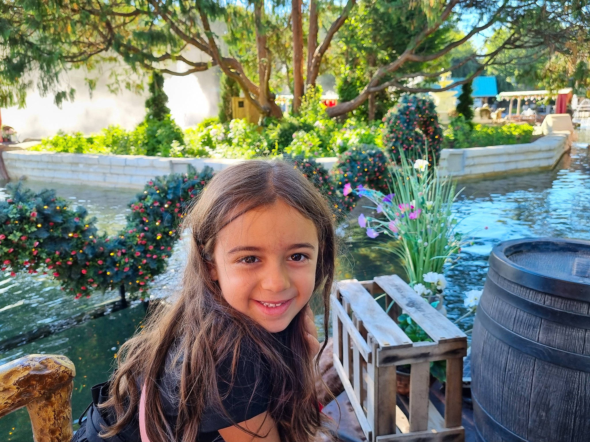 Lily participe au concours pour gagner de l'argent avec cette photo : beauty, botany, event, fun, grass, happy, joy, leaf, leisure, morning, people_in_nature, person, plant, public_space, recreation, sitting, smile, summer, travel, tree