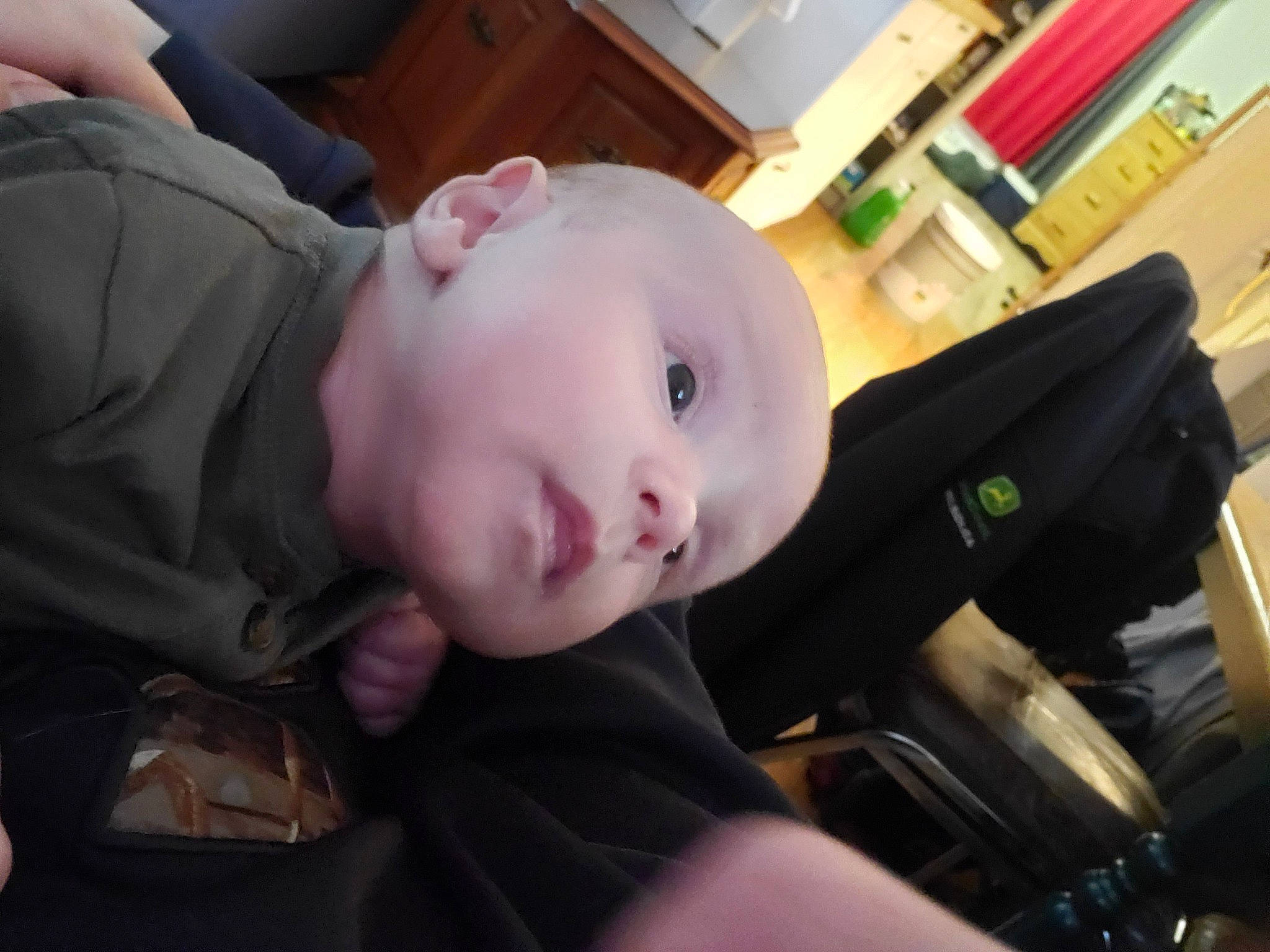 Milan participe au concours pour gagner de l'argent avec cette photo : baby, baby_carriage, baby_products, baby_toddler_clothing, bookcase, box, car_seat, cheek, child, comfort, drawer, flooring, fun, office_supplies, person, room, shelf, sitting, smile, thumb