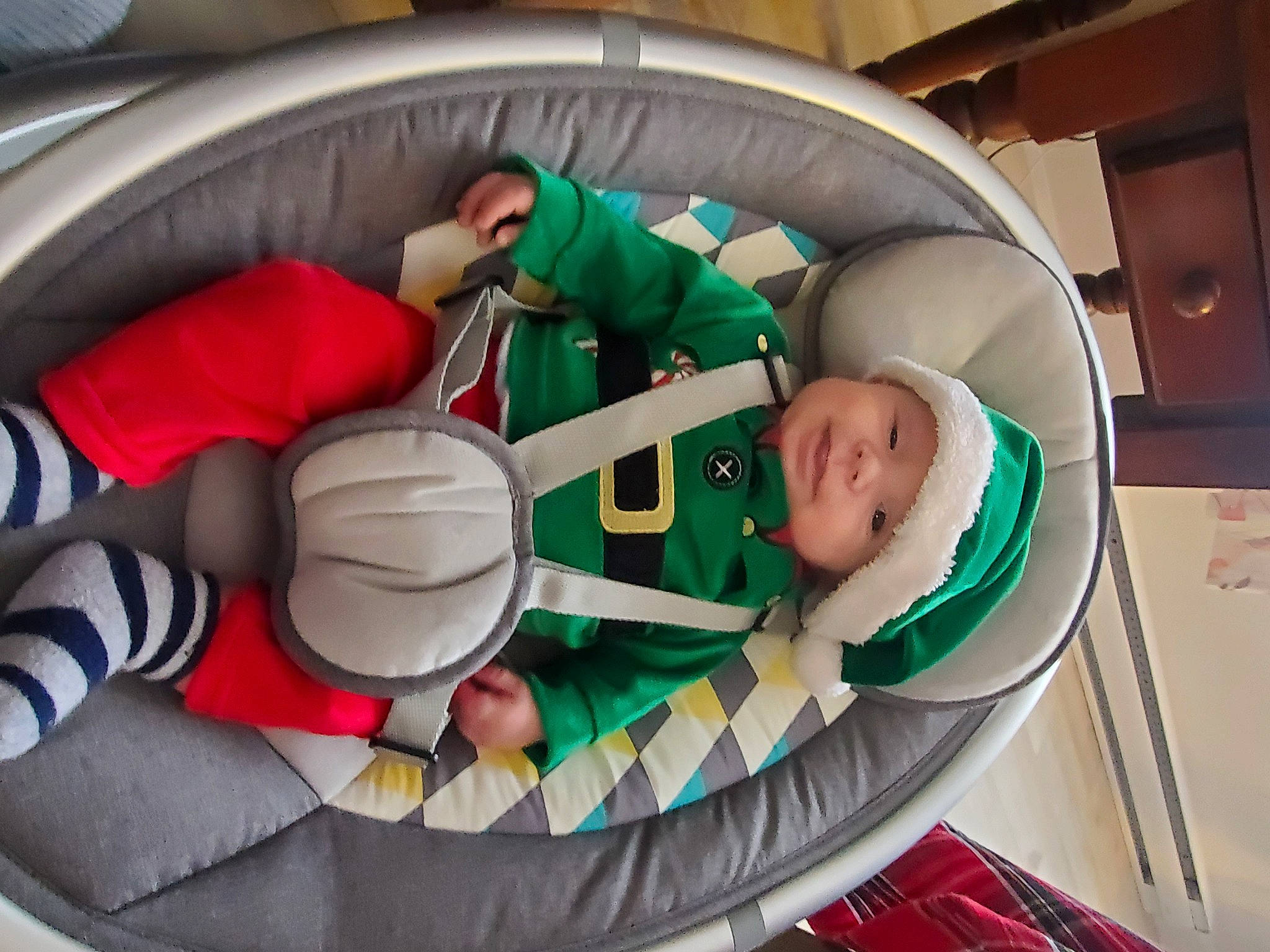 Milan participe au concours pour gagner de l'argent avec cette photo : audio_equipment, auto_part, automotive_wheel_system, baby, baby_products, baby_toys, child, christmas, event, fictional_character, fun, games, headwear, holiday, motor_vehicle, person, play, recreation, room, steering_wheel