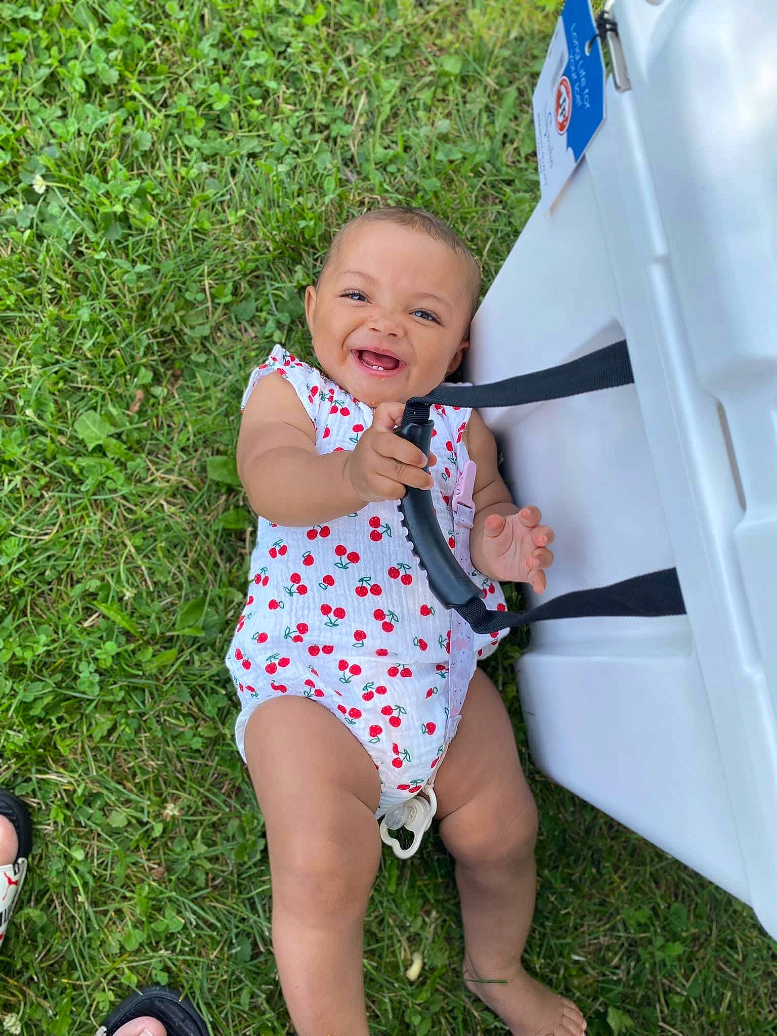 Khlèo is registered to the contest to win money with this photo: baby, baby_toddler_clothing, barefoot, finger, flag, foot, fun, grass, happy, human_leg, leisure, pattern, people_in_nature, person, sandal, smile, summer, swimwear, thigh, thumb