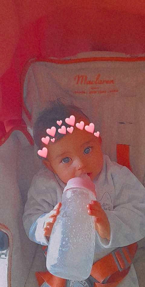 Inès a rejoint le concours — aidez-le/la à gagner de superbes lots ! art, baby, baby_bottle, baby_products, bottle, cheek, costume_hat, drinking, drinkware, headgear, headwear, lip, nail, nose, person, pink, plastic, plastic_bottle, room, textile