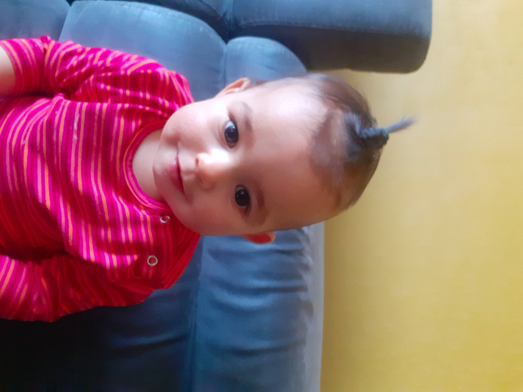 Inès participe au concours pour gagner de l'argent avec cette photo : baby, baby_toddler_clothing, cheek, comfort, elbow, electric_blue, eye, eyebrow, eyelash, forehead, fun, happy, iris, lip, neck, nose, person, sleeve, smile, toddler