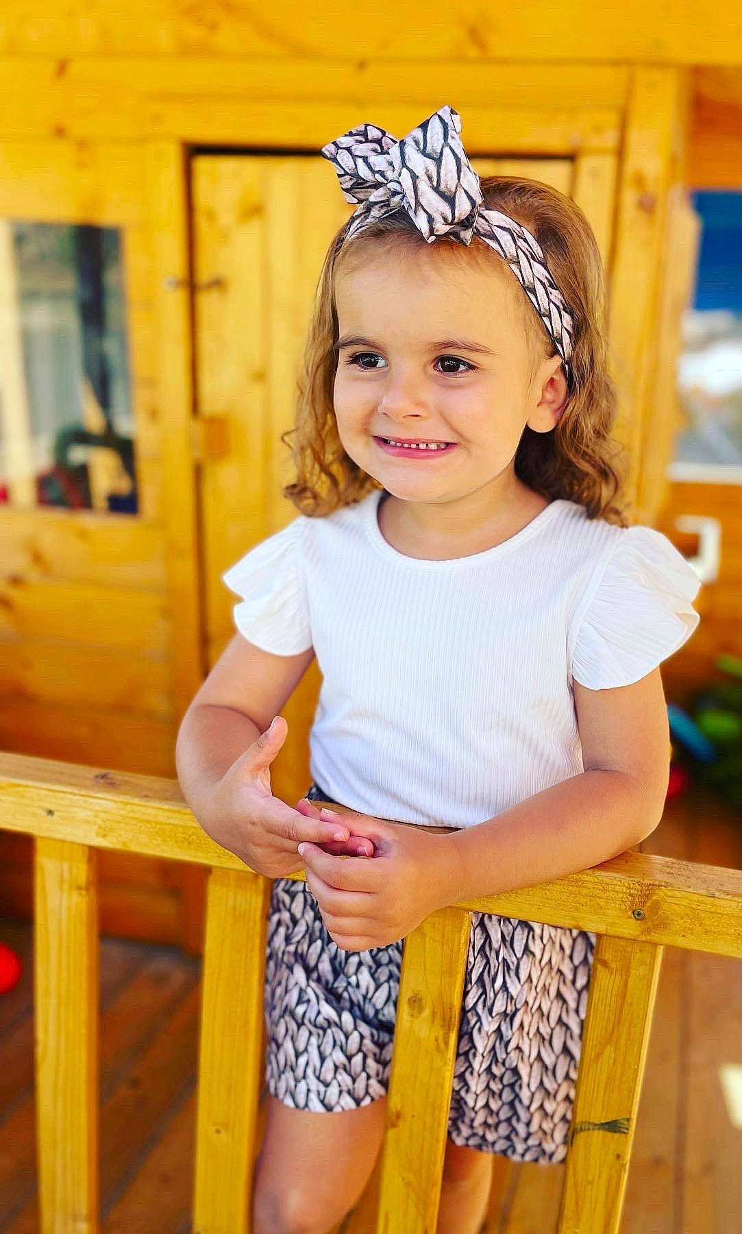 Marine participe au concours pour gagner de l'argent avec cette photo : baby_toddler_clothing, blue, child, clothing, face, facial_expression, fun, hairstyle, happy, headpiece, iris, joy, leisure, person, skin, sleeve, smile, standing, tiara, toddler