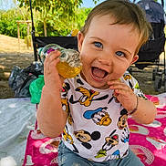 Edward participe au concours pour gagner de l'argent avec cette photo : toddler, child, smiling, blue_eyes, shorts, tshirt, mickey_mouse, donald_duck, pluto, outdoor, picnic, bottle, drink, grass, trees, stroller, sunlight, happy, playing, summer