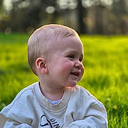 Raphaël a rejoint le concours — aidez-le/la à gagner de superbes lots ! toddler, child, smiling, grass, outdoor, nature, greenery, sweatshirt, happy, baby, portrait, daylight, grass_blade, casual_clothing, cute, young_child, person, head, face, playful