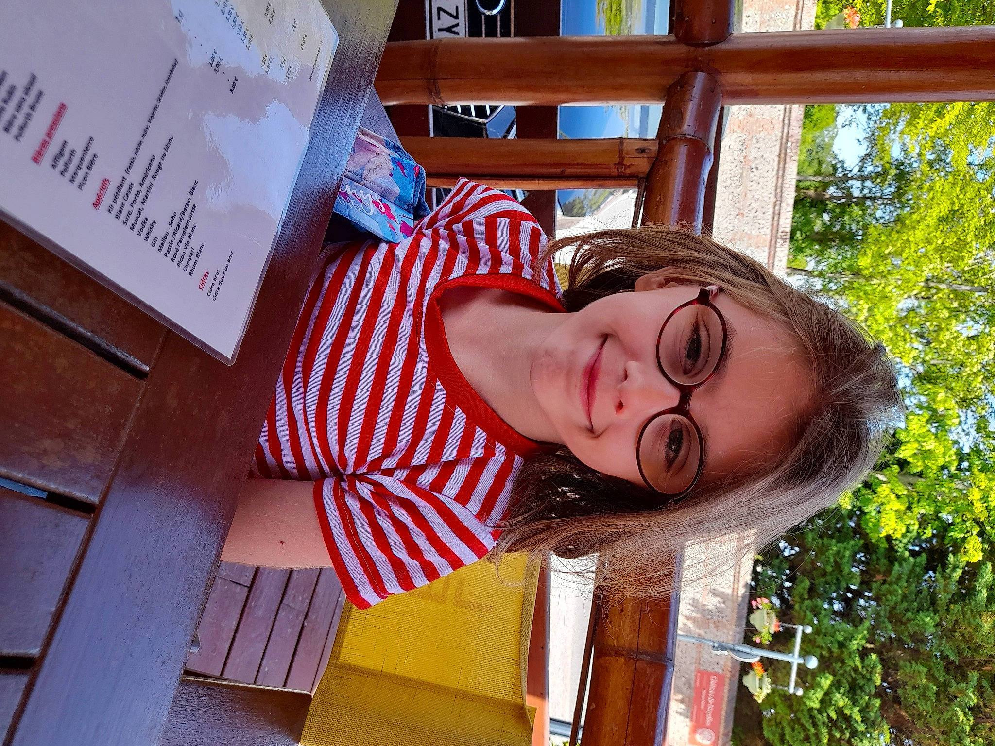 Amélia a rejoint le concours — aidez-le/la à gagner de superbes lots ! child, design, eyewear, font, fun, grass, happy, joy, leisure, orange, person, plant, portrait_photography, selfie, street_fashion, t_shirt, tree, vacation, window, wood