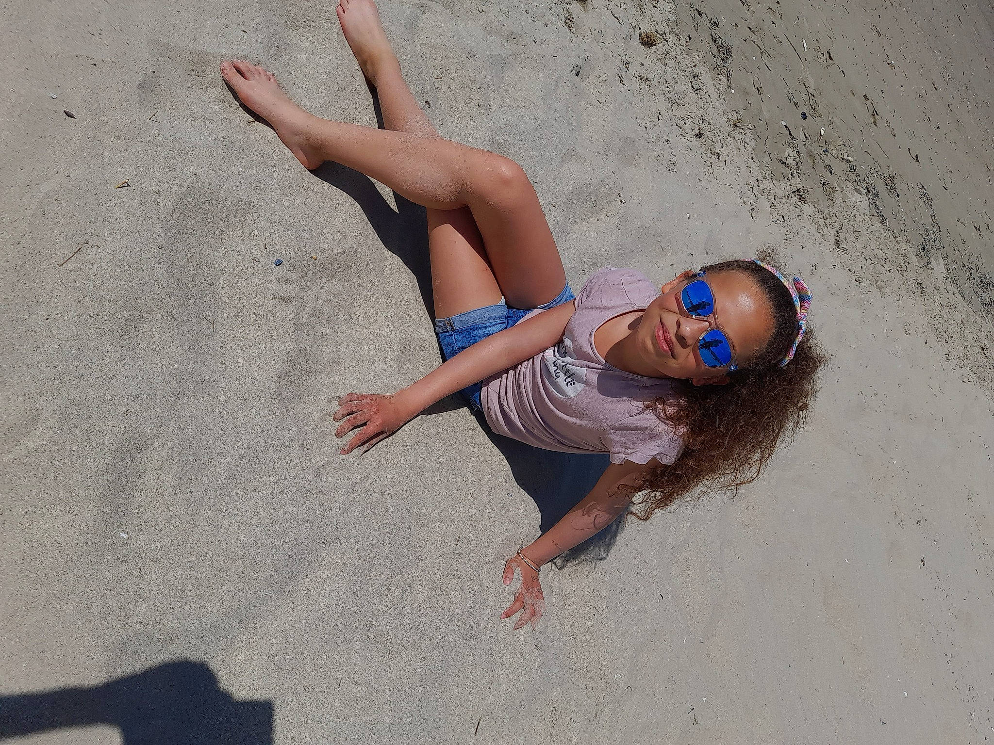 Amélia a rejoint le concours — aidez-le/la à gagner de superbes lots ! barefoot, beach, body_of_water, cool, elbow, eyewear, foot, happy, human_leg, joy, knee, landscape, leisure, people_in_nature, people_on_beach, person, recreation, shorts, sunglasses, swimwear