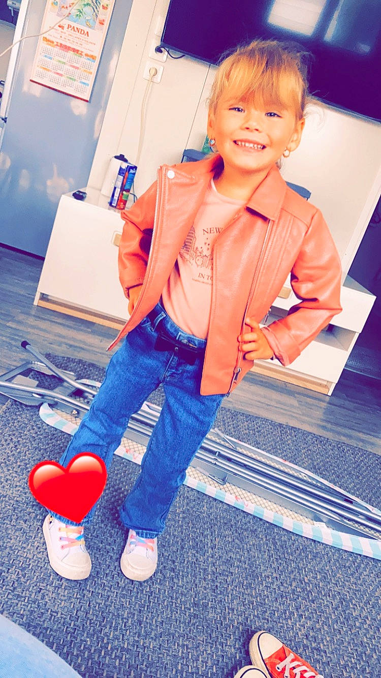 Djèmy a rejoint le concours — aidez-le/la à gagner de superbes lots ! balloon, blazer, blue, denim, dress_shirt, electric_blue, flooring, formal_wear, fun, happy, joint, joy, leisure, orange, person, photograph, sleeve, smile, snapshot, standing