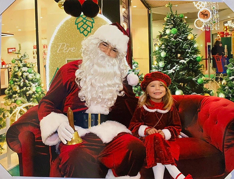 Djèmy participe au concours pour gagner de l'argent avec cette photo : beard, christmas, christmas_decoration, christmas_eve, christmas_ornament, christmas_tree, event, facial_hair, fun, green, happy, hat, headwear, holiday, holiday_ornament, joy, lap, person, red, santa_claus