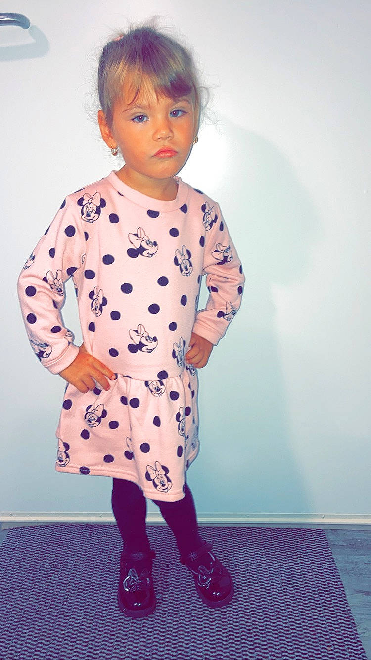 Djèmy participe au concours pour gagner de l'argent avec cette photo : azure, baby_toddler_clothing, child, collar, electric_blue, fashion_design, gesture, joint, knee, magenta, one_piece_garment, pattern, person, pink, purple, shoulder, sleeve, street_fashion, t_shirt, toddler