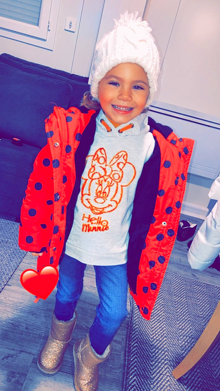 Djèmy participe au concours pour gagner de l'argent avec cette photo : azure, blue, child, clothing, cool, costume_hat, entertainment, face, fashion, fun, happy, head, headgear, headwear, joy, orange, outerwear, person, pink, shoe