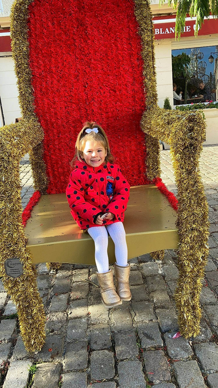 Djèmy participe au concours pour gagner de l'argent avec cette photo : fashion, flooring, fun, grass, human, joint, joy, leaf, leisure, magenta, orange, people_in_nature, person, public_space, red, shoe, sidewalk, standing, street_fashion, tints_and_shades