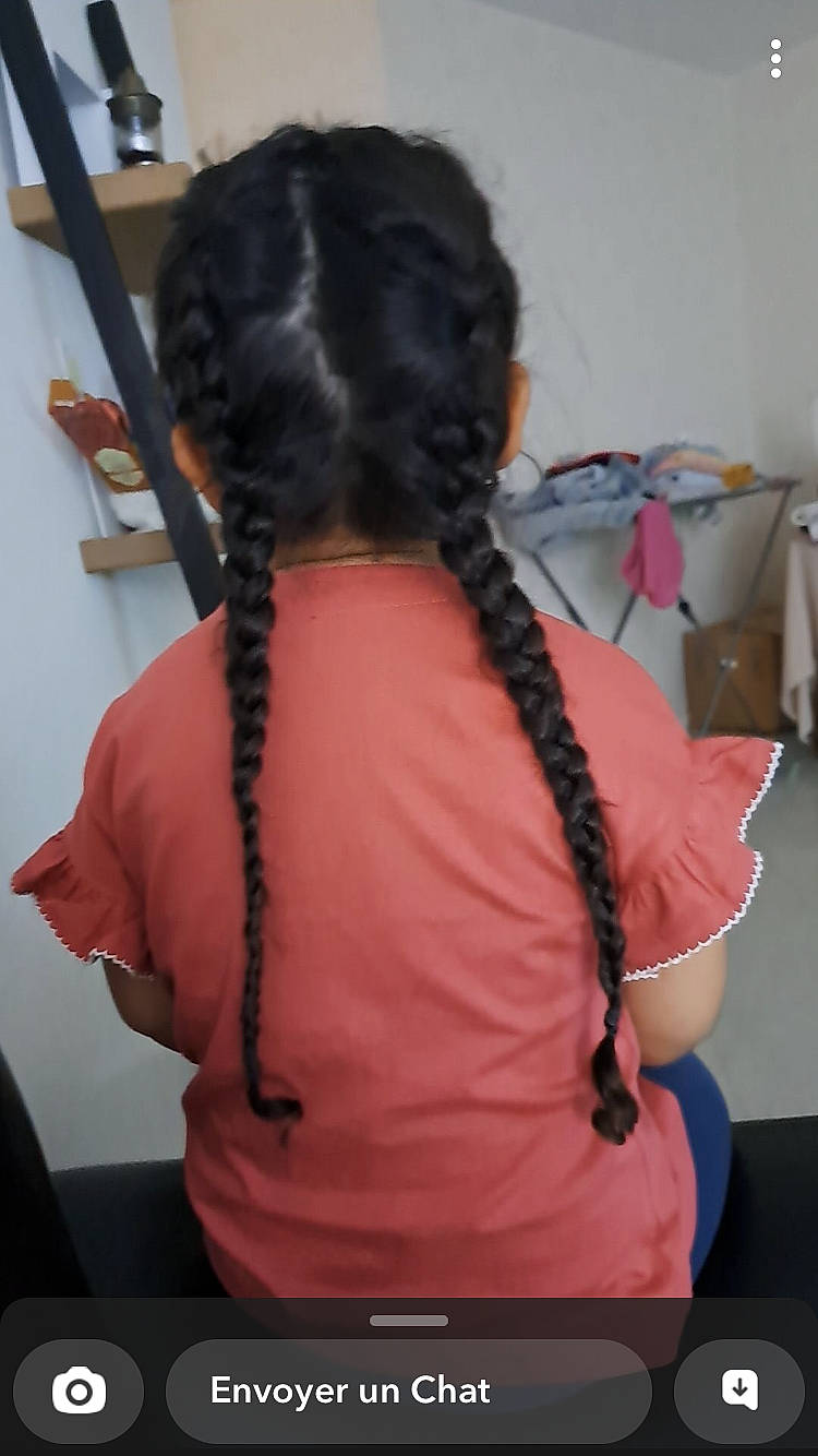 Maïssa participe au concours pour gagner de l'argent avec cette photo : abdomen, back, elbow, event, fashion_accessory, fashion_design, fur, hair_coloring, hip, human_leg, layered_hair, magenta, neck, pattern, person, sleeve, sportswear, t_shirt, thigh, trunk