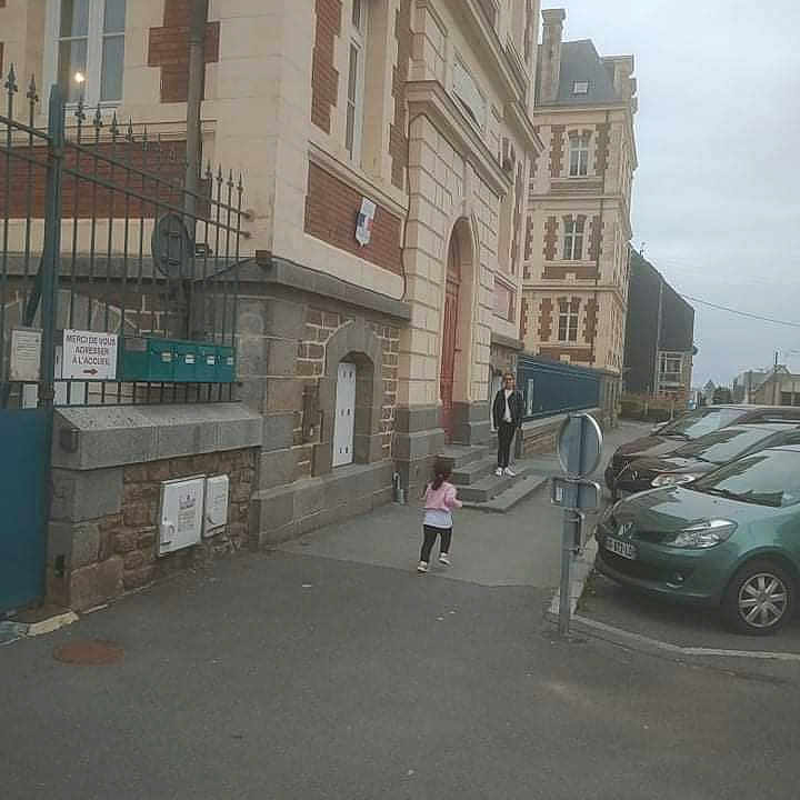 Maïssa participe au concours pour gagner de l'argent avec cette photo : asphalt, automotive_exterior, building, car, city, facade, house, infrastructure, motor_vehicle, neighbourhood, parking, road, road_surface, sidewalk, sky, tire, urban_design, vehicle, wheel, window