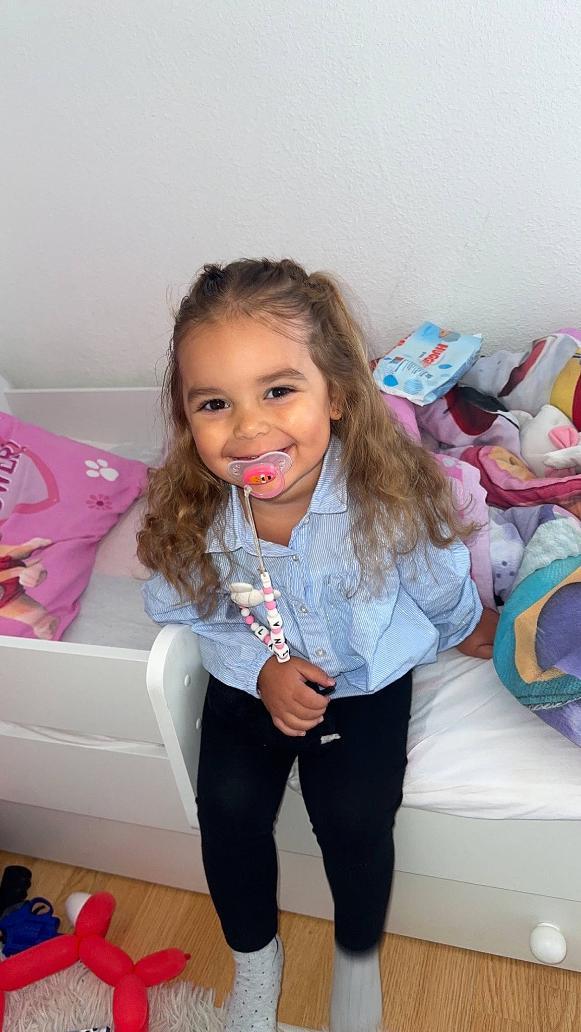 Lahïna participe au concours pour gagner de l'argent avec cette photo : blond, child, comfort, face, facial_expression, fun, hair, hairstyle, happy, head, joy, knee, long_hair, person, pink, sitting, skin, sleeve, smile, t_shirt