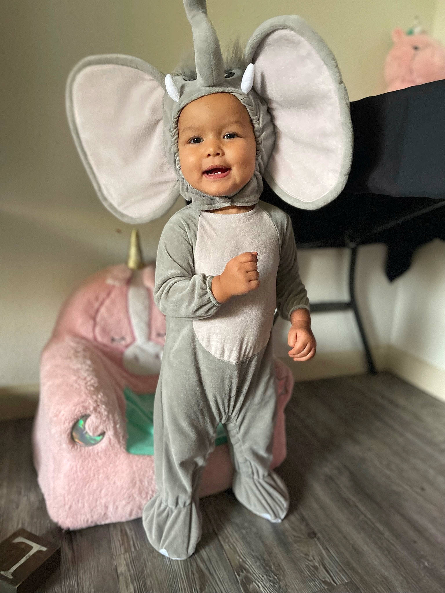 Novva is registered to the contest to win money with this photo: angel, baby, baby_toddler_clothing, child, comfort, costume, costume_hat, event, fashion_accessory, fictional_character, flooring, fun, happy, headwear, jewellery, joy, mythical_creature, person, pink, room