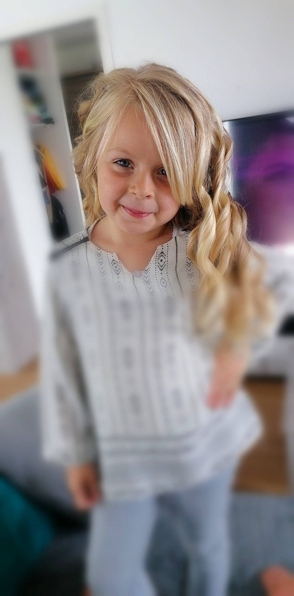 Mylena a rejoint le concours — aidez-le/la à gagner de superbes lots ! bangs, blond, brown_hair, eye, eyelash, face, flooring, hair, happy, human_body, iris, joy, layered_hair, lip, long_hair, long_sleeved_t_shirt, person, sleeve, smile, street_fashion