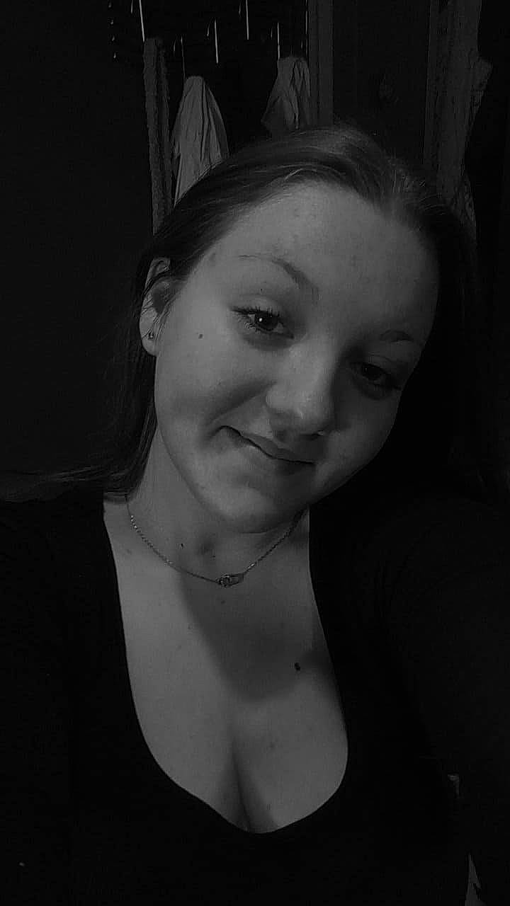 Morgane participe au concours pour gagner de l'argent avec cette photo : beauty, black_and_white, black_hair, cheek, chest, chin, ear, eyebrow, eyelash, flash_photography, jaw, jewellery, joy, lip, monochrome, monochrome_photography, mouth, neck, nose, person