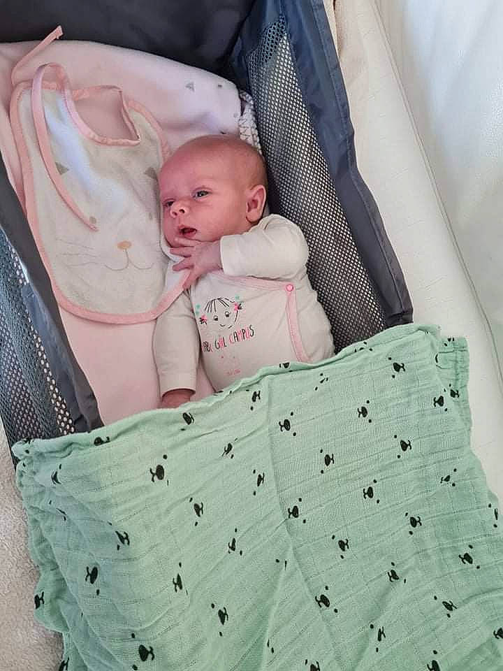 Gabriëlle participe au concours pour gagner de l'argent avec cette photo : baby, baby_products, baby_safety, baby_sleeping, baby_toddler_clothing, bed, bedding, bedtime, child, comfort, infant_bed, linens, pattern, person, pink, room, sleeve, textile, toddler, white