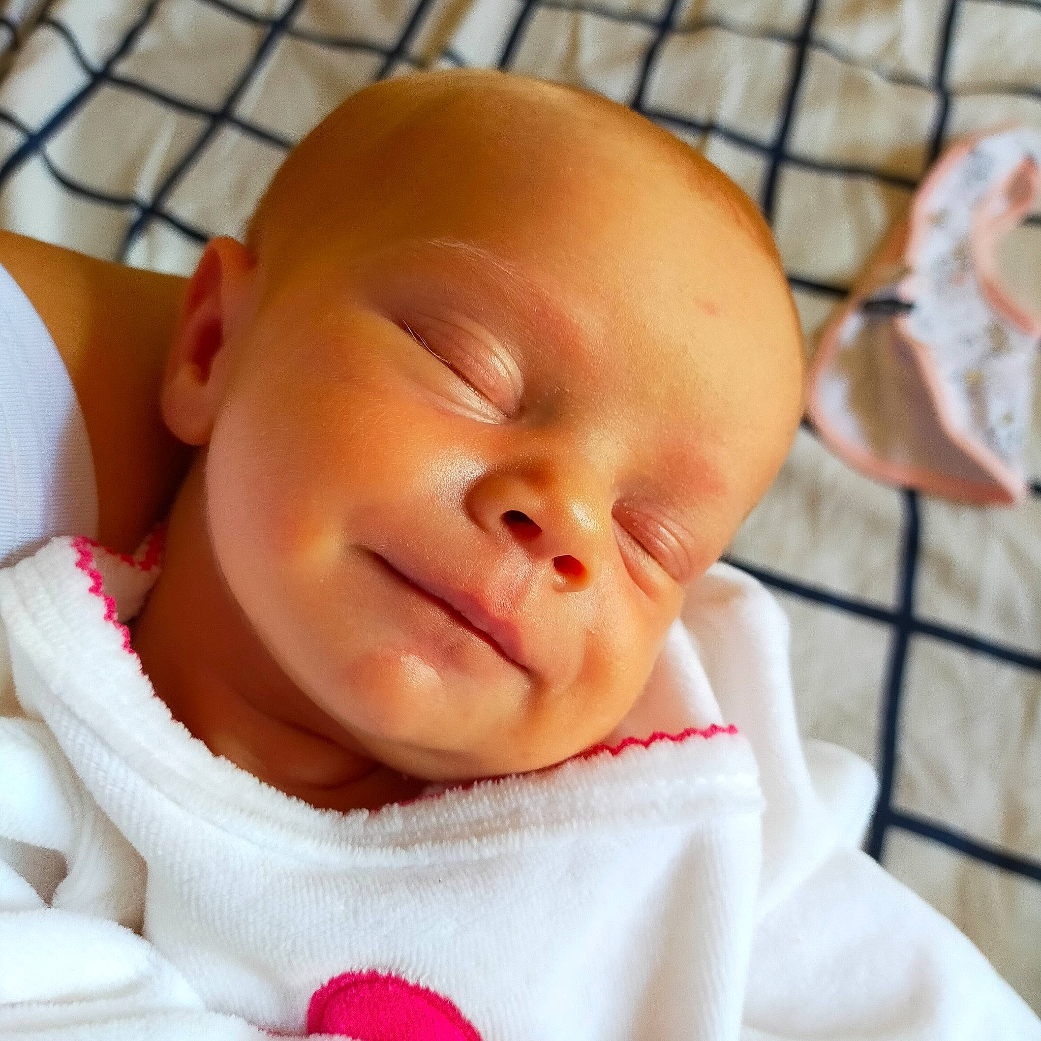 Gabriëlle a rejoint le concours — aidez-le/la à gagner de superbes lots ! baby, baby_sleeping, baby_toddler_clothing, cheek, chin, comfort, eye, eyebrow, eyelash, face, finger, happy, head, iris, lip, mouth, neck, nose, person, skin