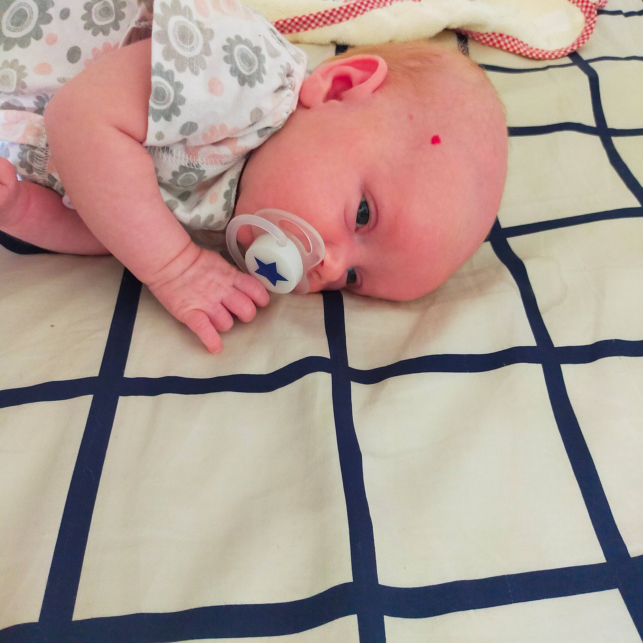 Gabriëlle a rejoint le concours — aidez-le/la à gagner de superbes lots ! baby, baby_products, baby_safety, baby_toddler_clothing, bedding, chest, comfort, eyelash, flooring, leg, linens, nail, pattern, person, pink, skin, sunglasses, textile, thumb, toddler