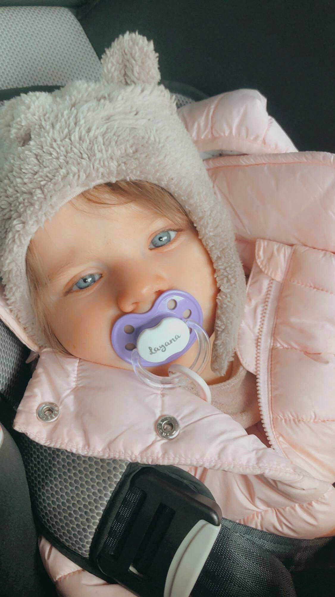 Layana a rejoint le concours — aidez-le/la à gagner de superbes lots ! baby, baby_carriage, baby_products, baby_toddler_clothing, cap, cheek, child, comfort, eye, eyebrow, face, head, headgear, headwear, helmet, iris, lip, mouth, nose, person