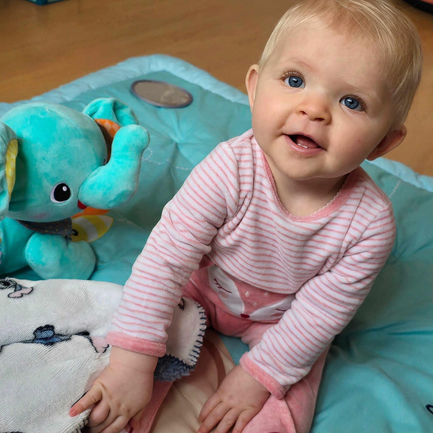 Isalys a rejoint le concours — aidez-le/la à gagner de superbes lots ! applique, baby, blanket, bodypart, box, couch, cushion, face, finger, furniture, hand, happy, head, homedecor, person, photography, portrait, sitting, smile, toy