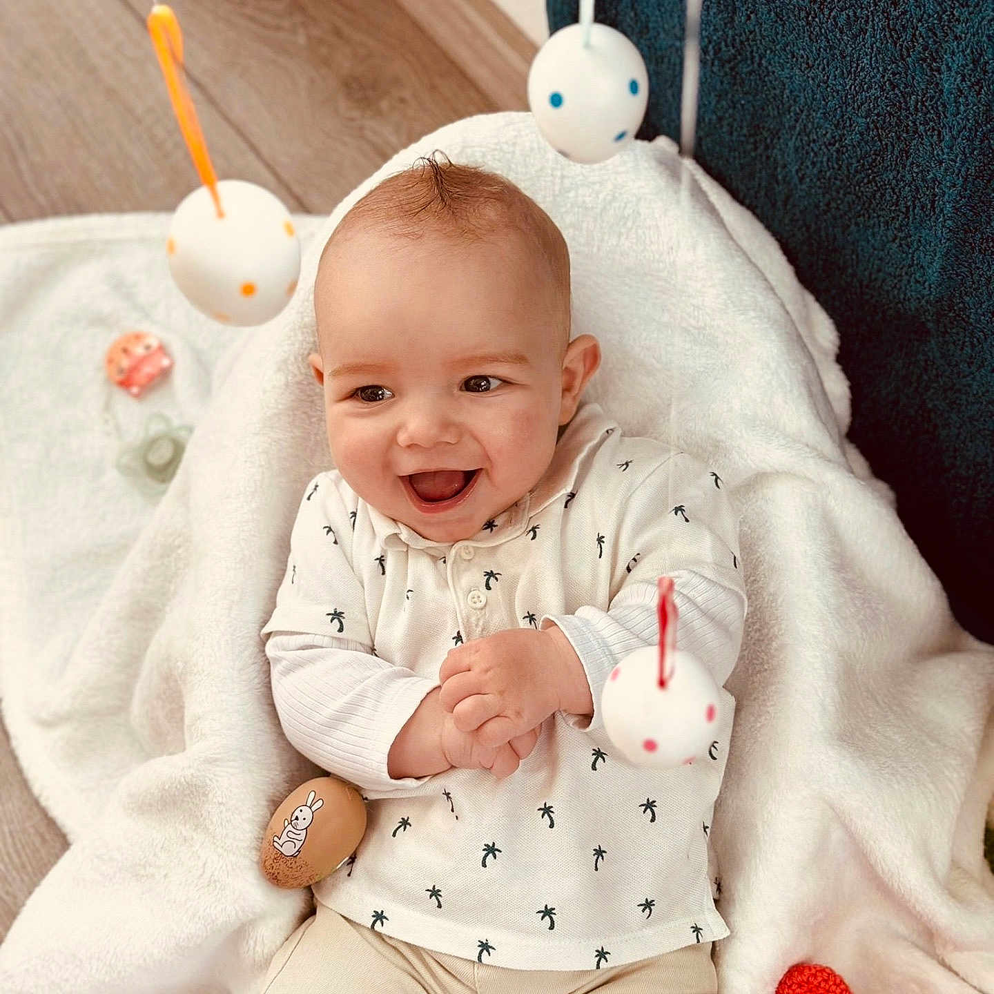 Maëllo participe au concours pour gagner de l'argent avec cette photo : baby, babylaughing, blanket, face, happy, head, infantbed, laughing, person, photography, portrait, smile