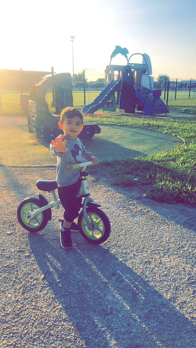 Amir a rejoint le concours — aidez-le/la à gagner de superbes lots ! asphalt, automotive_tire, automotive_wheel_system, bicycle, bicycle_accessory, bicycle_frame, bicycle_part, bicycle_tire, bicycle_wheel, bicycle_wheel_rim, grass, person, plant, rim, rolling, sky, tire, toddler, tread, vehicle