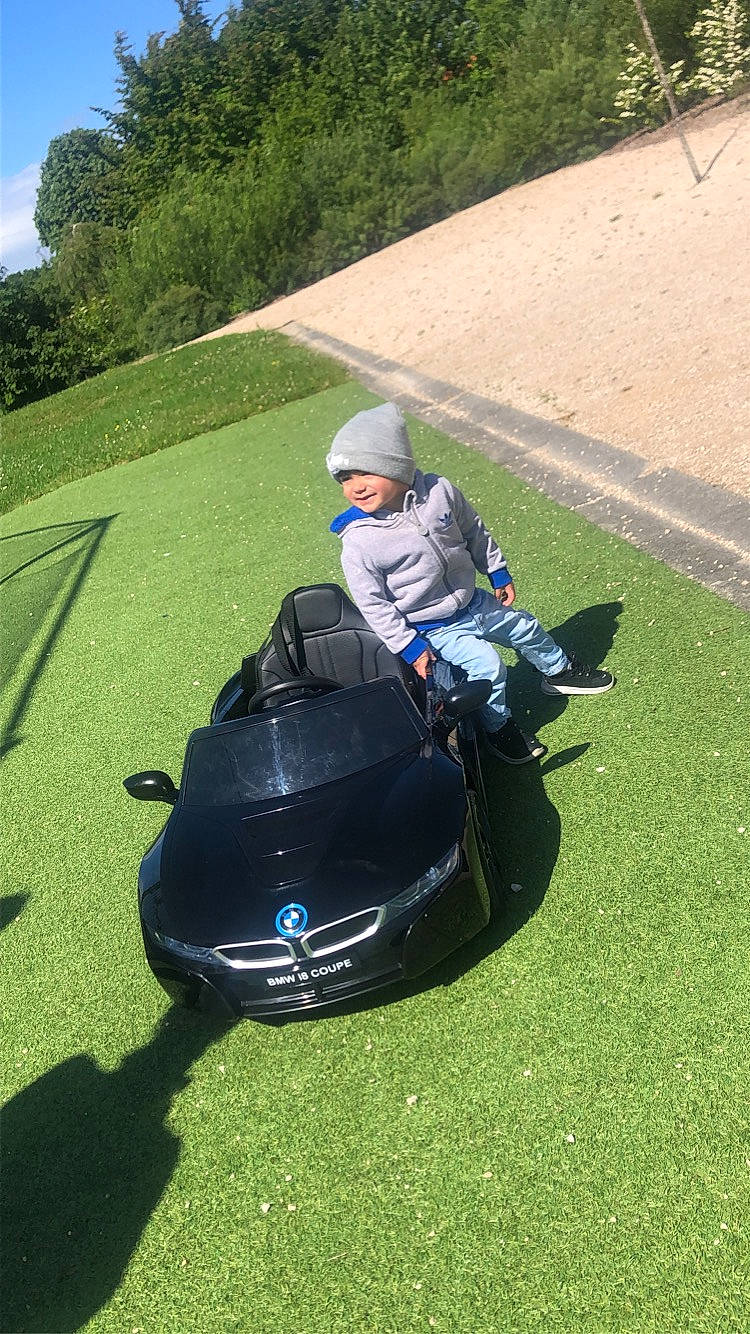 Amir a rejoint le concours — aidez-le/la à gagner de superbes lots ! asphalt, automotive_design, automotive_exterior, automotive_lighting, automotive_tire, bumper, car, fender, grass, headwear, hood, joy, landscape, motor_vehicle, person, plant, recreation, sky, tree, vehicle