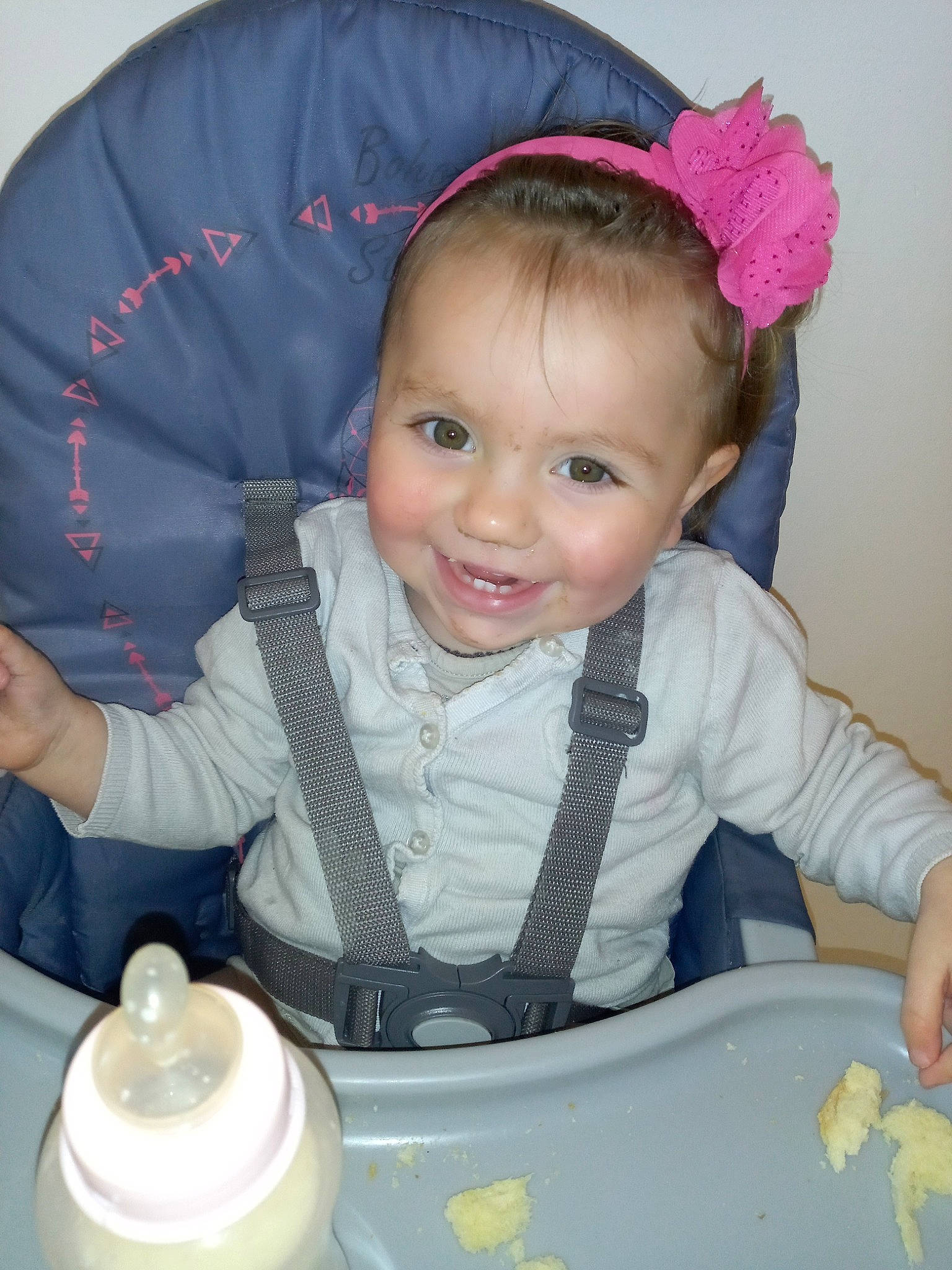 Louna participe au concours pour gagner de l'argent avec cette photo : baby, baby_toddler_clothing, blue, chair, cheek, eye, face, facial_expression, happy, human_body, iris, joy, organ, outerwear, people, person, product, skin, sleeve, smile