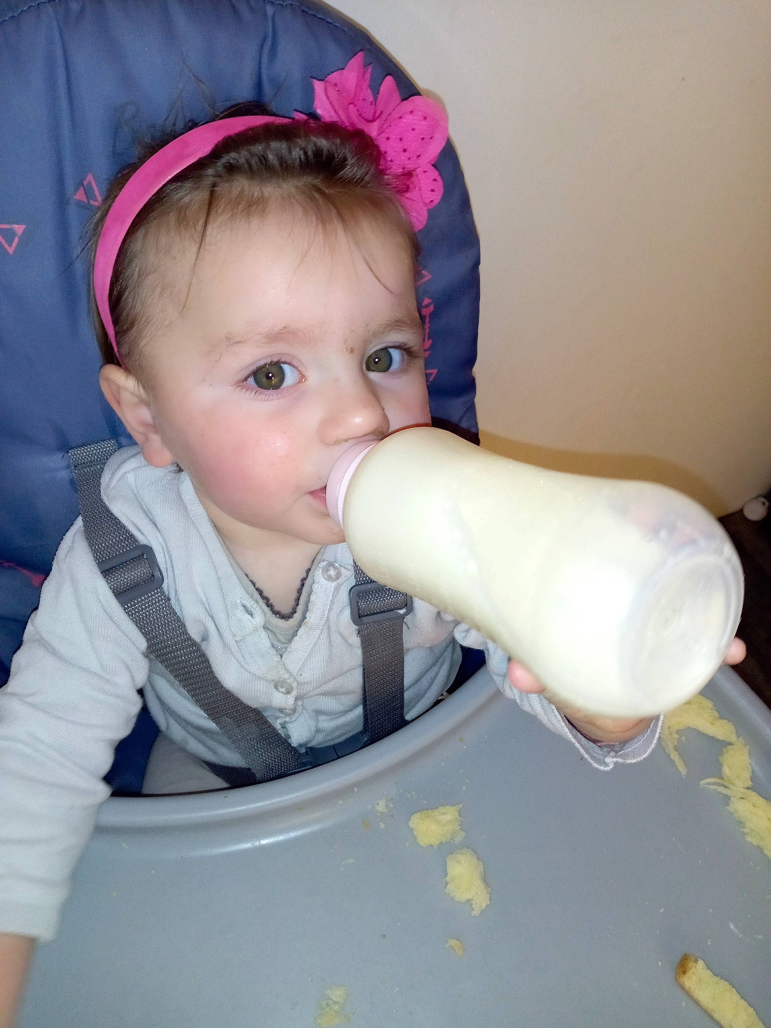 Louna participe au concours pour gagner de l'argent avec cette photo : baby, baby_bottle, baby_products, baby_toddler_clothing, bottle, cheek, child, drinkware, eyelash, face, facial_expression, hairstyle, head, human_body, person, plant_milk, plastic_bottle, product, skin, sleeve