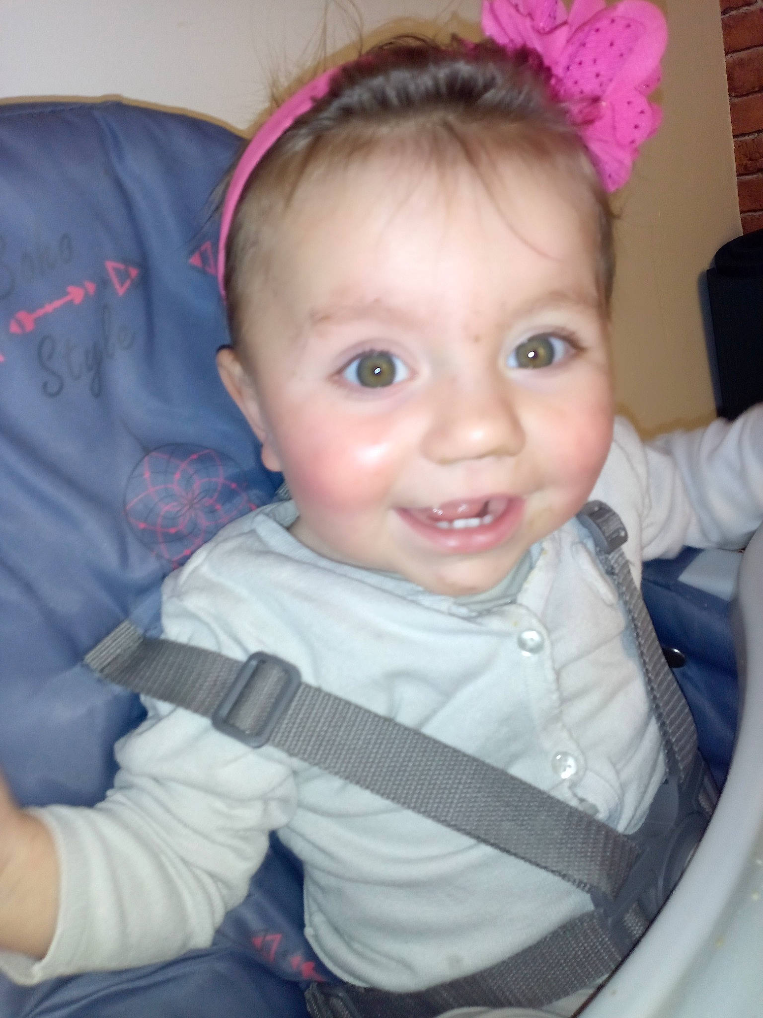 Louna participe au concours pour gagner de l'argent avec cette photo : baby, baby_toddler_clothing, cheek, chin, comfort, eye, eyebrow, eyelash, facial_expression, hairstyle, head, iris, joy, lip, mouth, nose, person, product, skin, sleeve