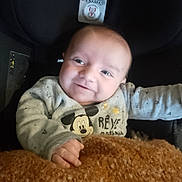 Raphaël a rejoint le concours — aidez-le/la à gagner de superbes lots ! baby, blanket, car_seat, cheeks, child, cozy, cuddly, cute, eyes, face, hand, head, indoor, infant, mickey_mouse, portrait, safety_label, smiling, soft_texture, sweater