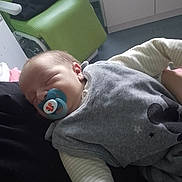 Raphaël participe au concours pour gagner de l'argent avec cette photo : baby, sleeping, pacifier, infant, clothing, arm, person, furniture, chair, cabinet, indoor, comfort, peaceful, resting, cute, child, portrait, cozy, newborn, blanket