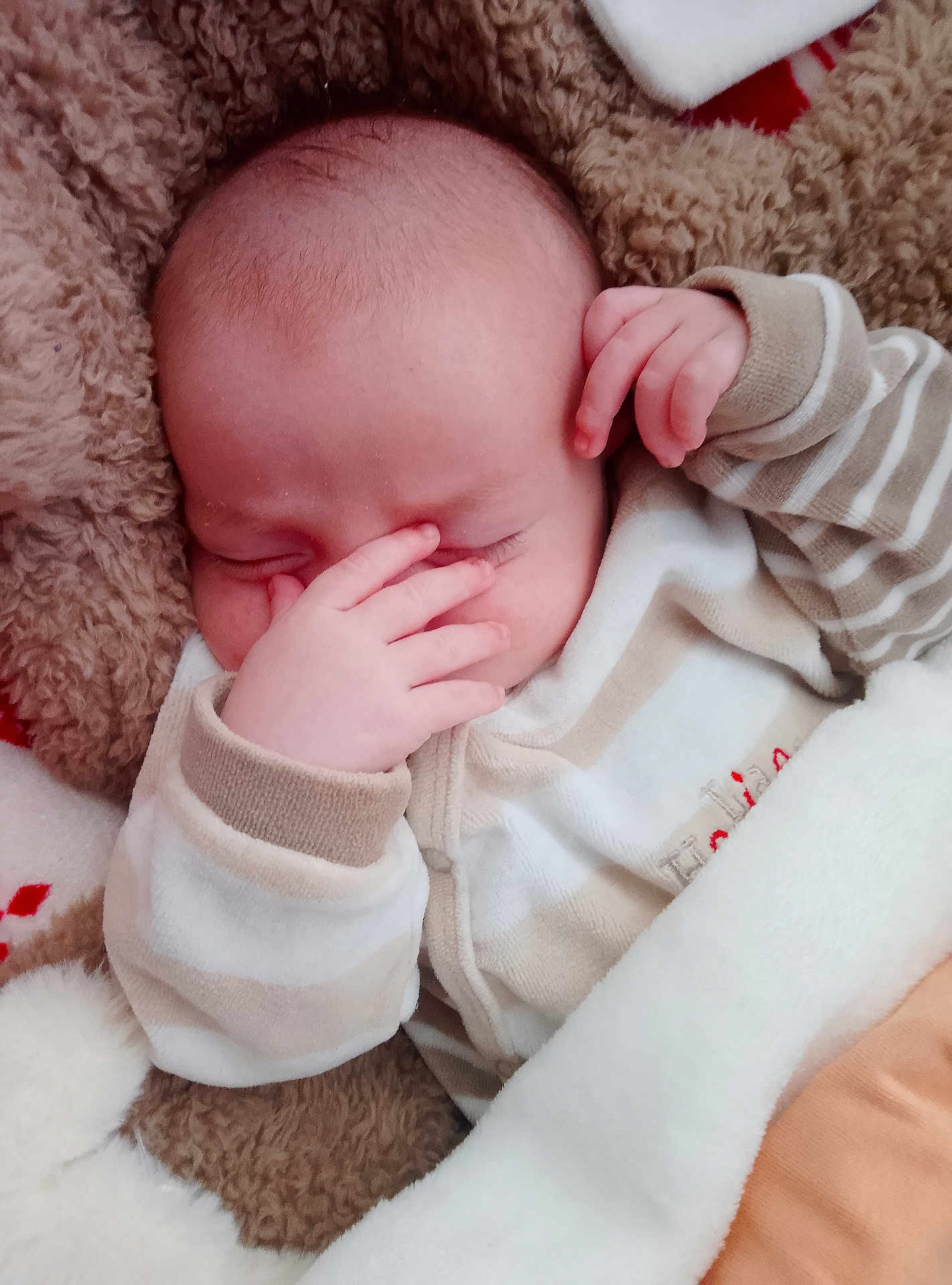 Raphaël participe au concours pour gagner de l'argent avec cette photo : baby, infant, sleeping, blanket, hand, face, cozy, soft, clothing, striped, cute, child, rest, nap, fingers, newborn, comfort, indoors, person, toddler