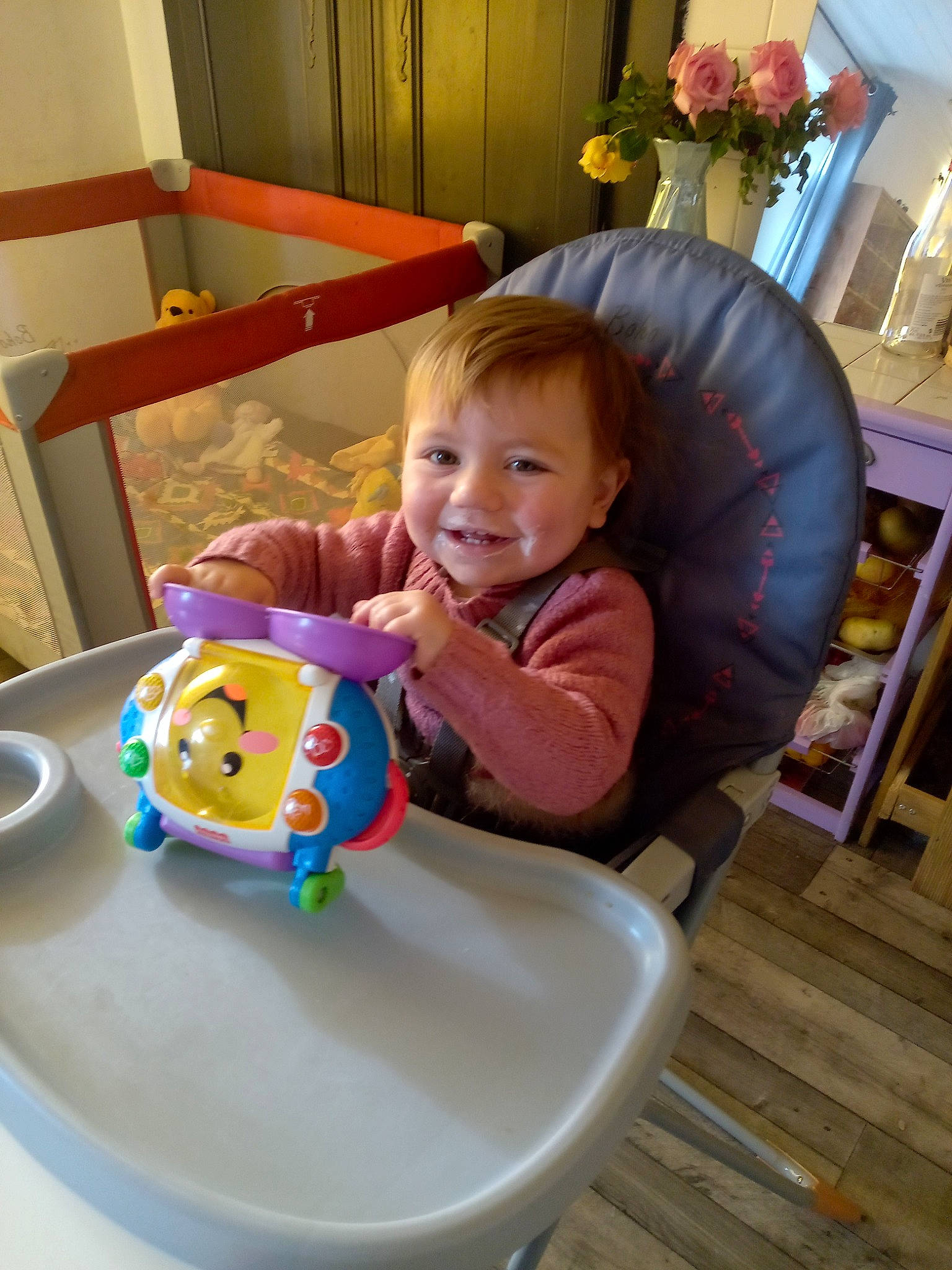 Louna participe au concours pour gagner de l'argent avec cette photo : chair, child, comfort, cup, desk, door, event, flooring, fun, furniture, houseplant, joy, orange, person, plant, plate, sitting, smile, table, tableware