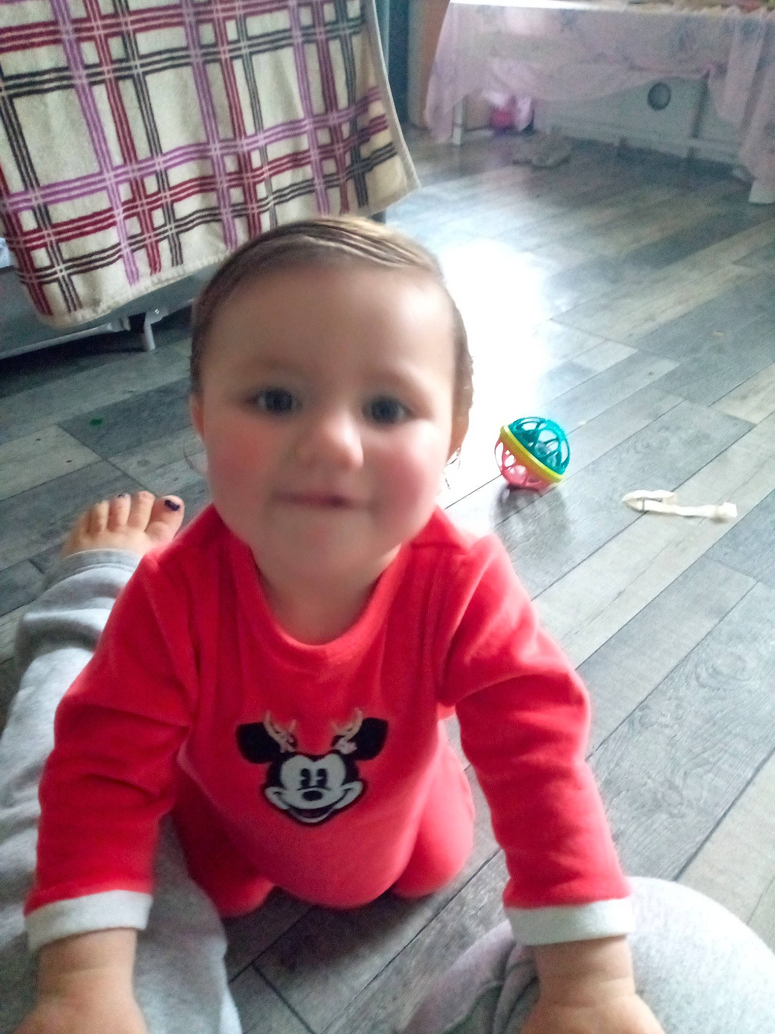 Louna participe au concours pour gagner de l'argent avec cette photo : baby, baby_toddler_clothing, cheek, chin, cool, eye, facial_expression, floor, flooring, hairstyle, happy, human, joy, mouth, person, pink, skin, sleeve, smile, standing