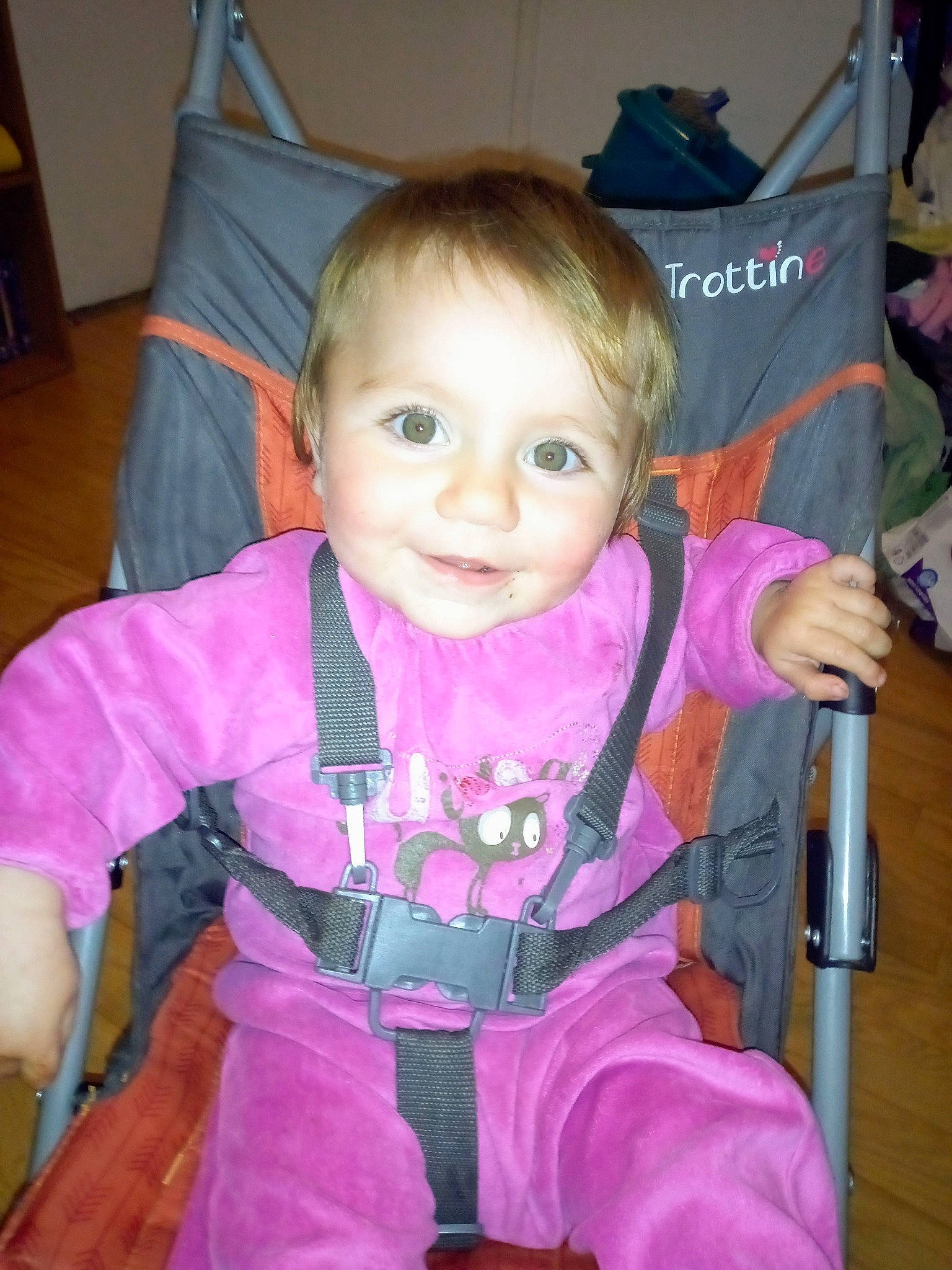 Louna participe au concours pour gagner de l'argent avec cette photo : baby, baby_carriage, baby_products, baby_safety, baby_toddler_clothing, chair, cheek, child, comfort, fun, joy, lap, magenta, person, pink, room, sitting, skin, smile, thumb