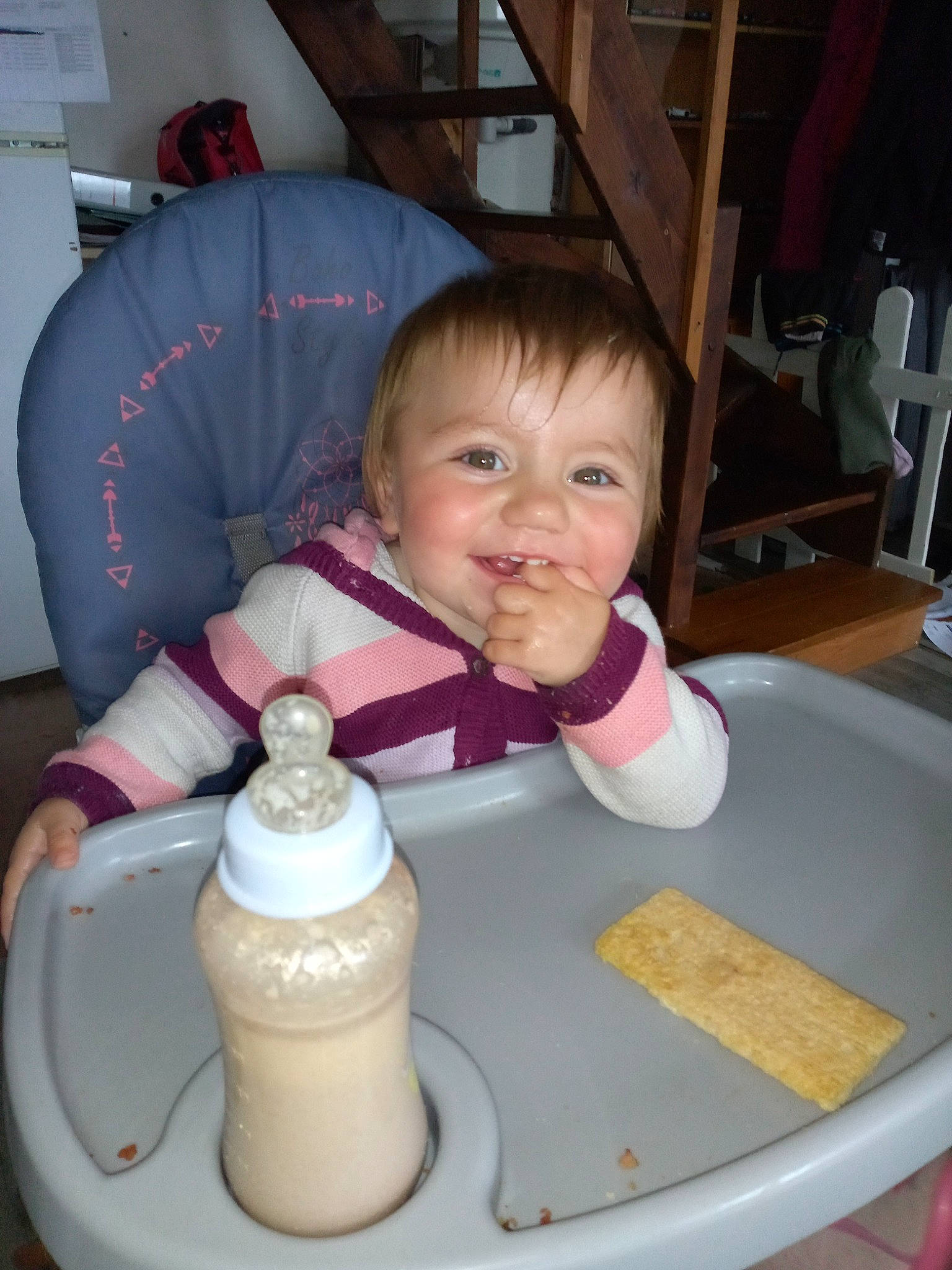 Louna participe au concours pour gagner de l'argent avec cette photo : baby, baby_toddler_clothing, chair, child, cleanliness, dishware, drinkware, gas, joy, machine, person, plastic, plastic_bottle, plate, product, room, serveware, sitting, skin, smile