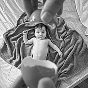 Mahina a rejoint le concours — aidez-le/la à gagner de superbes lots ! baby, bed, black_and_white, blanket, curious, eggshell, expression, fingers, hand, indoor, infant, lying_down, mattress, monochrome, newborn, person, portrait, skin, soft_texture, wide_eyes