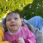 Mahina a rejoint le concours — aidez-le/la à gagner de superbes lots ! baby, infant, child, face, smile, daisy, flower, grass, blanket, pink_clothing, cheeks, hand, portrait, outdoors, sunlight, sitting, jeans, sweater, happy, closeup