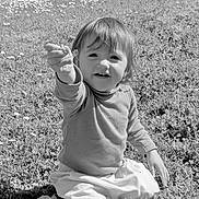 Elyna participe au concours pour gagner de l'argent avec cette photo : baby, black_and_white, casual_clothing, child, cute, daylight, field, flower, garden, grass, happy, innocence, nature, outdoor, playful, portrait, sitting, smiling, toddler, young_child