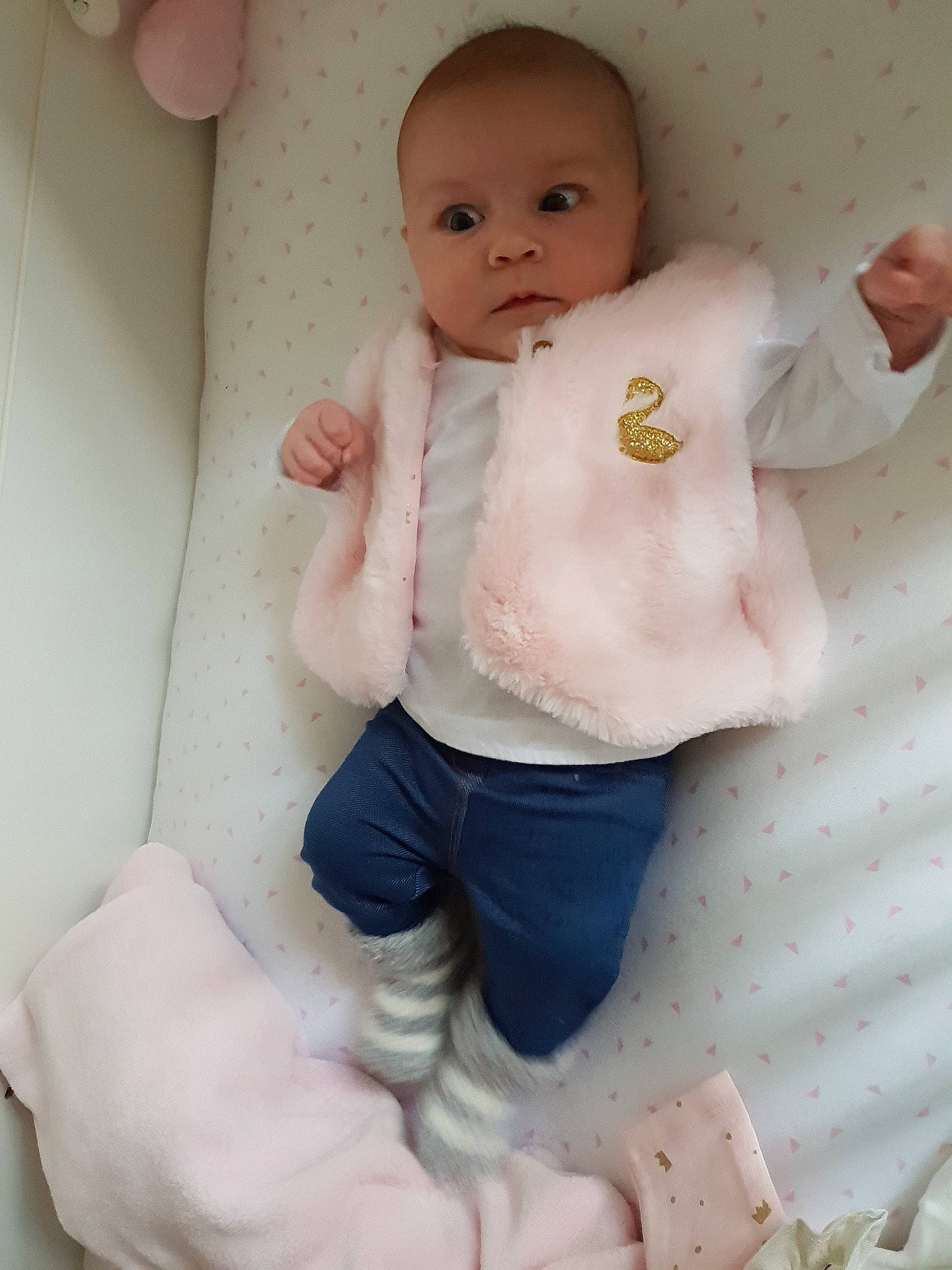 Ambre participe au concours pour gagner de l'argent avec cette photo : baby_products, cheek, child, ear, finger, hand, infant, iris, nose, person, pink, product, skin, textile, toddler