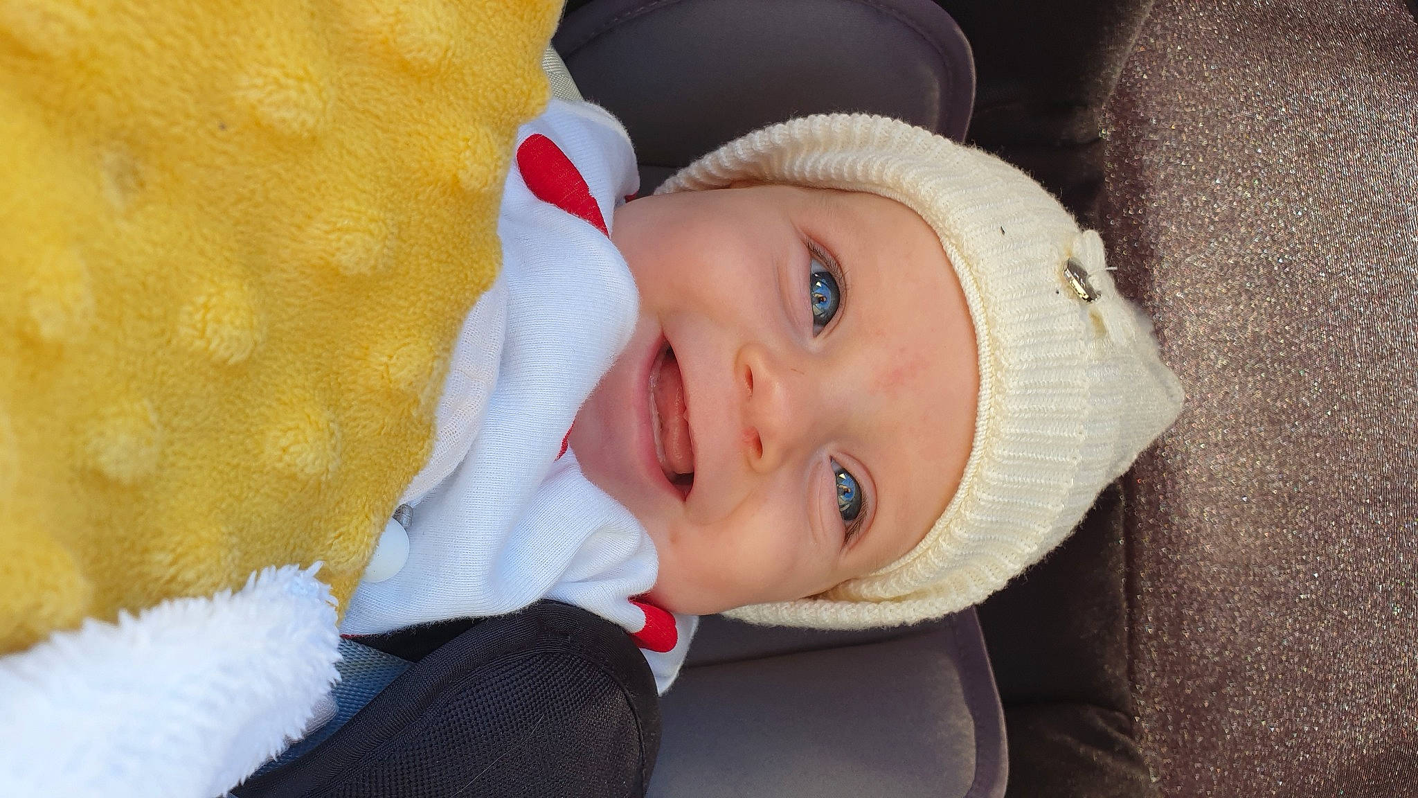 Romy a rejoint le concours — aidez-le/la à gagner de superbes lots ! baby, baby_toddler_clothing, cap, clothing, comfort, face, flash_photography, happy, hat, headgear, headwear, iris, lip, nose, outerwear, person, skin, sleeve, smile, textile